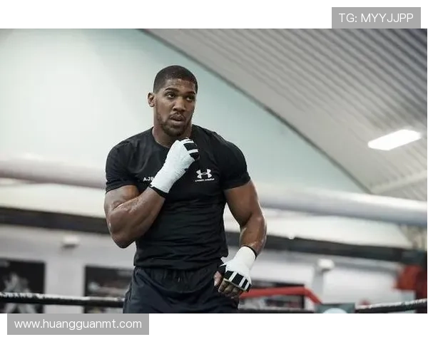 安东尼·约书亚凌晨连点外卖，别告诉我这硬汉也嘴馋到崩溃了？