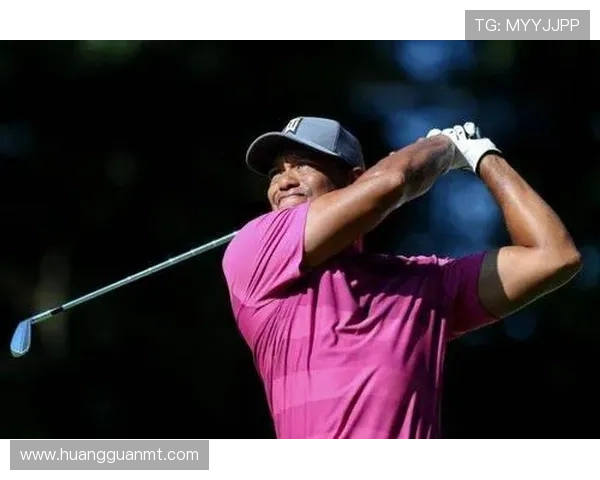 泰格伍兹居然在豪宅里开直播，奢华得让人差点忘了他是球场高手